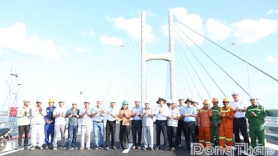 Lãnh đạo tỉnh Đồng Tháp và Vĩnh Long thăm, tặng quà công nhân thi công cầu Rạch Miễu 2