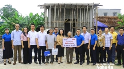 Bảo Việt Nhân thọ Bắc Nghệ An phối hợp với Báo và phát thanh, truyền hình Nghệ An trao tiền hỗ trợ hộ nghèo làm nhà