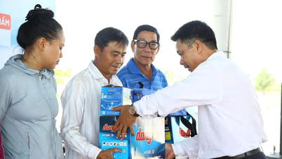 "Cùng ngư dân thắp sáng đèn trên biển” trao hơn 3.800 phần quà và 600 suất học bổng
