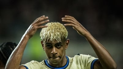 Yamal lập cú đúp mừng áo số 10, Barca thắng to
