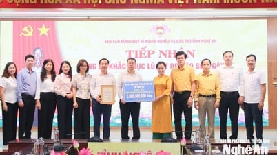 Đoàn công tác tỉnh Hưng Yên trao hỗ trợ tỉnh Nghệ An 5 tỷ đồng khắc phục hậu quả mưa lũ
