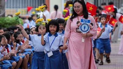 New school year: Ho Chi Minh City digitizes student data, Hanoi prevents overcharging
