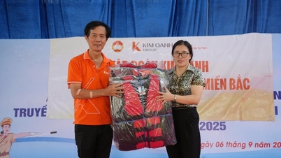 Die Kim Oanh Group stellt über 5 Milliarden VND bereit, um den Menschen in den von Überschwemmungen betroffenen Gebieten im Norden zu helfen, ihre Schwierigkeiten zu überwinden