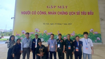 Delegace provincie Quang Ngai se zúčastnila slavnostního setkání se záslužnými osobnostmi a významnými historickými pamětníky z celé země v Hanoji ve dnech 23. a 24. července 2025 u příležitosti 78. výročí Dne válečných invalidů a mučedníků (27. července 1947 - 27. července 2025).