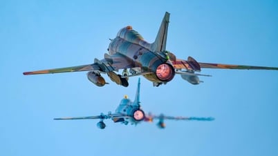 Khoảnh khắc SU-30MK2 "xé gió", khí tụ kín lưng cánh như khoác mây trắng