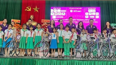 Tặng 300 xe đạp cho học sinh nghèo xã Thăng Trường