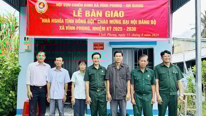 Hội Cựu chiến binh xã Vĩnh Phong bàn giao nhà Nghĩa tình đồng đội