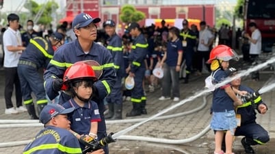 TP Hồ Chí Minh: Người dân hào hứng tham gia trải nghiệm chữa cháy, cứu nạn