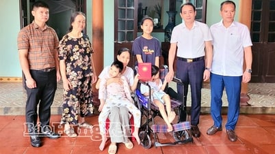 Trao xe lăn cho trẻ em khuyết tật tại phường Hồng Châu