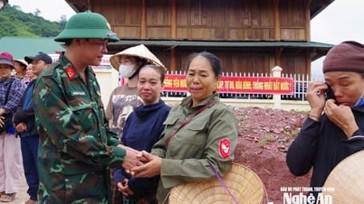 'Đi dân nhớ, ở dân thương': Người dân Mỹ Lý bịn rịn tiễn chân bộ đội sau 3 tuần kề vai sát cánh khắc phục hậu quả lũ lụt