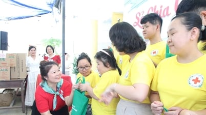 Trao hơn 160 triệu đồng cho người cao tuổi và khuyết tật