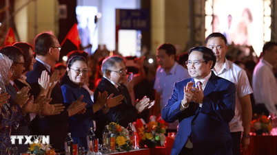 Thủ tướng dự Chương trình nghệ thuật đặc biệt 'Hà Nội-từ mùa Thu lịch sử năm 1945'