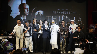 A group of "older brothers and sisters" cheered on Phan Dinh Tung as he launched his new music project.