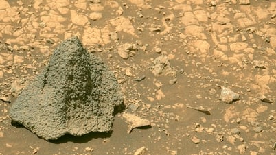 Xe tự hành NASA phát hiện 'mũ bảo hiểm' kỳ lạ trên sao Hỏa