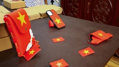 Độc đáo túi xách, ốp điện thoại hình cờ Tổ quốc của những người thợ khuyết tật