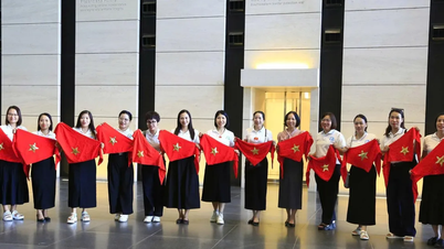 Đồ trang trí cờ đỏ sao vàng ngập tràn phố xá Hà Nội