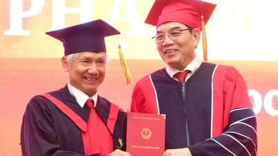 Cụ ông nhận bằng tốt nghiệp bác sĩ loại giỏi ở tuổi 75