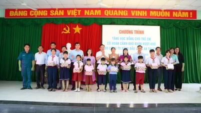 Trao học bổng cho trẻ em có hoàn cảnh khó khăn vượt khó tại xã Bình Hiệp