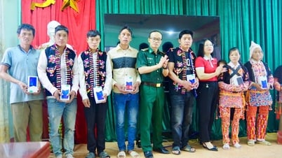 Tặng điện thoại, quà cho hộ nghèo