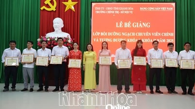 Bế giảng 2 khóa bồi dưỡng ngạch chuyên viên chính và tương đương