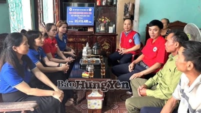 Trao hơn 55,4 triệu đồng giúp hai cụ già neo đơn tại xã Kiến Xương