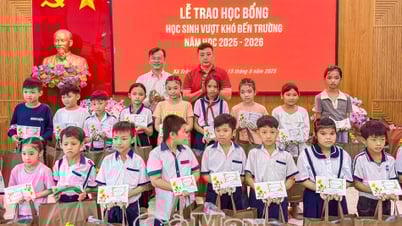 Trao 160 suất học bổng cho học sinh khó khăn xã Trần Văn Thời