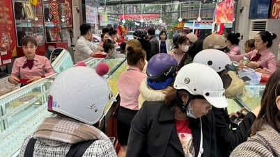 Giá vàng chiều nay 15/8: Giá vàng trong nước rớt khỏi đỉnh, thế giới tăng nhẹ trở lại