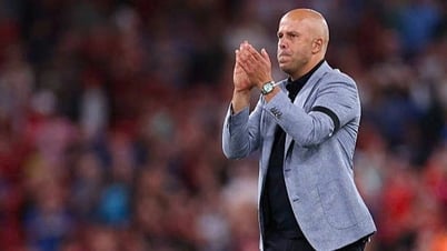 HLV Arne Slot: "Tôi đã vô thức lướt tìm Diogo Jota để tung vào sân”