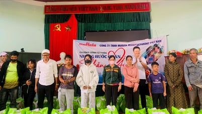 Trao 200 suất quà đến người dân xã Đông Giang