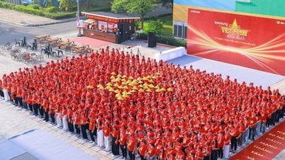 Nhân viên Samsung tự hào trong áo đỏ sao vàng "Cùng Việt Nam tiến bước"