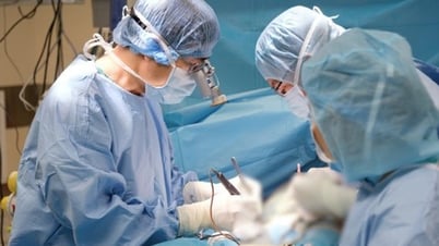 Ung thư phổi chuẩn bị mổ, bất ngờ phát hiện khối dị dạng mạch máu não