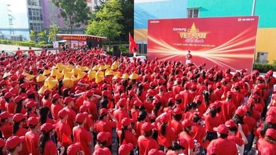 Áo đỏ sao vàng "phủ kín" Samsung: Hòa nhịp cùng Việt Nam tiến bước