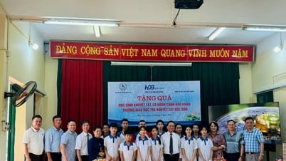 Tặng quà học sinh khuyết tật có hoàn cảnh khó khăn tại Đông Anh và Sóc Sơn