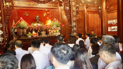 Đoàn đại biểu ngành Giáo dục và Đào tạo tỉnh báo công dâng Bác