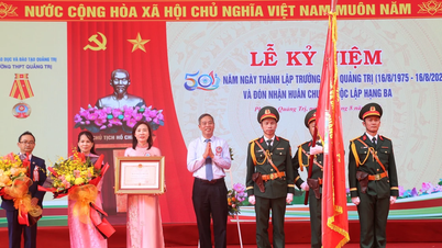 Trường THPT Quảng Trị đón nhận Huân chương Độc lập hạng Ba