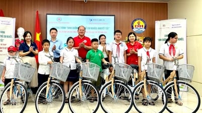 Trao tặng 50 xe đạp cho học sinh vượt khó học giỏi
