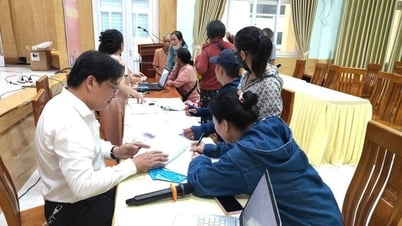 Chi trả tiền trợ cấp cho người dân: Làm hết việc chứ không hết giờ