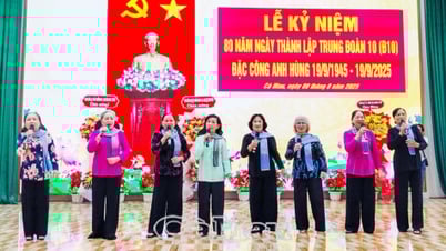 Cuộc hội ngộ đẹp giữa văn công và khán giả Đ10