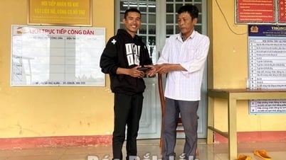Nhặt được ví giữa đường, Tổ trưởng an ninh trật tự cơ sở giao nộp Công an trao trả người đánh mất