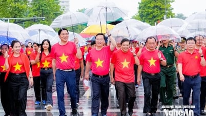 Lãnh đạo tỉnh Nghệ An mặc áo đỏ sao vàng, hát Quốc ca, đi bộ “Cùng Việt Nam tiến bước”