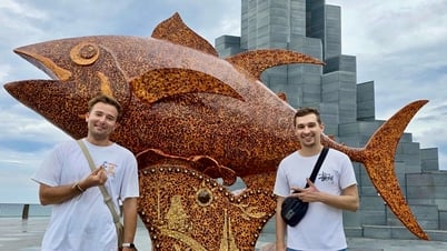 Du khách thích thú check in cá ngừ 'khủng' bằng gáo dừa ở tháp Nghinh Phong