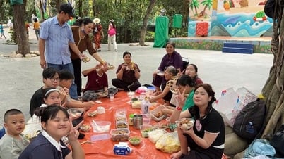 Gia đình 15 người ở TPHCM du lịch mang sườn kho, bò xào cùng cơm trắng