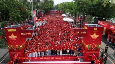 Hơn 1 triệu người đồng thanh hát Quốc ca và đi bộ “Cùng Việt Nam tiến bước”