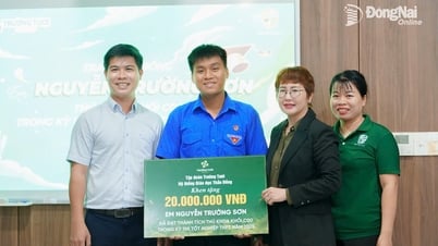 Thủ khoa khối C00 của tỉnh Đồng Nai đón nhận học bổng
