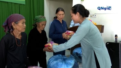 Trao 230 suất quà cho gia đình khó khăn xã Sơn Linh