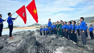 Tổ chức Lễ chào cờ "Tôi yêu Tổ quốc tôi" và chương trình "Ký ức sống mãi"