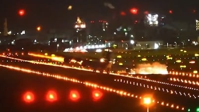 Máy bay chao đảo giữa bão, bắn tia lửa khi cánh quẹt vào đường băng