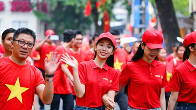 Biển người đỏ rực quanh Hồ Hoàn Kiếm trong ngày hội “Cùng Việt Nam tiến bước”