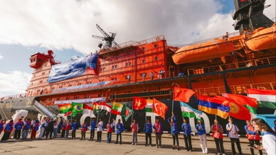 ธงชาติโบกสะบัดบนเรือ ‘Knowledge Icebreaker’ มุ่งหน้าสู่ขั้วโลกเหนือ