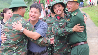 Bộ đội Sư đoàn 324 lưu luyến chia tay đồng bào vùng lũ